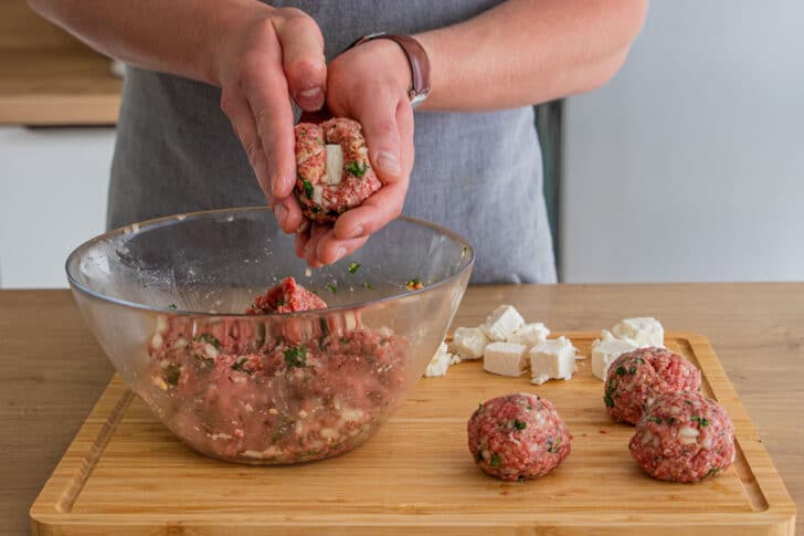 Bifteki mit Feta füllen