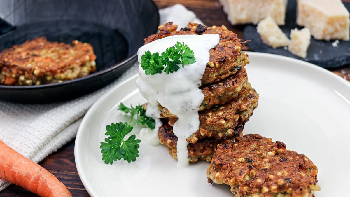 Vegetarische Buchweizen-Bratlinge mit Käse | Rezept - eat.de