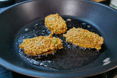 Buchweizenbratlinge in heißem Öl goldbraun braten
