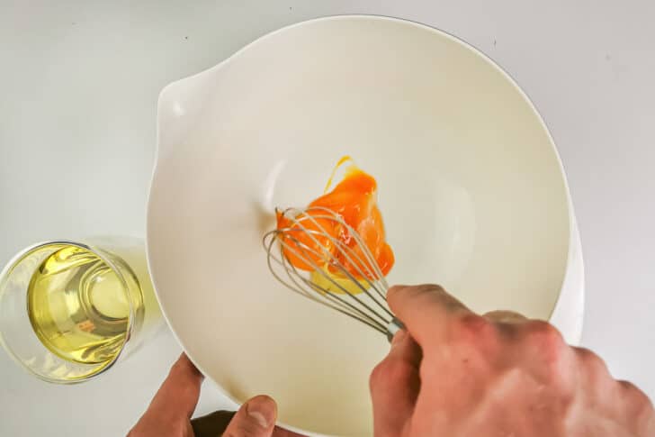 Eigelb mit Senf und Currypulver aufschlagen