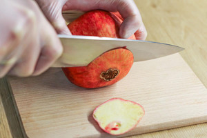Granatapfel aufschneiden