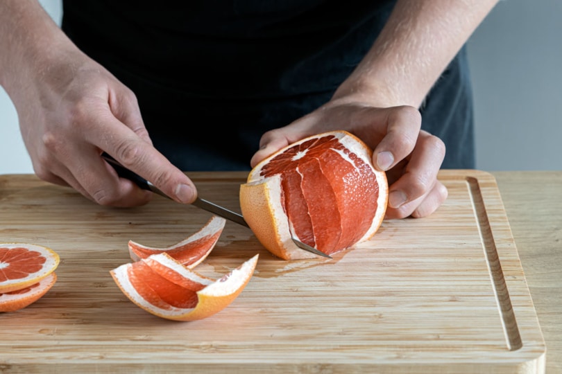 Schale von der Grapefruit abschneiden