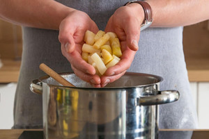 Spargel in den Topf geben