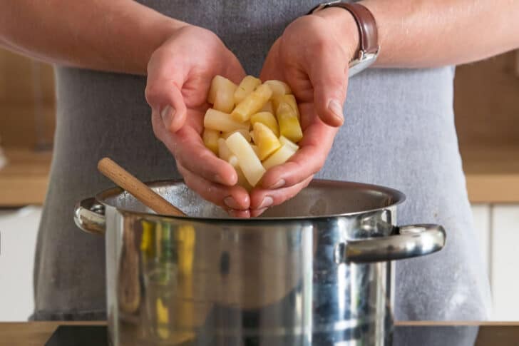 Spargel in den Topf geben
