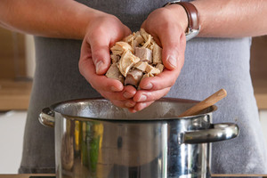 Fleisch zum Hühnerfrikassee geben
