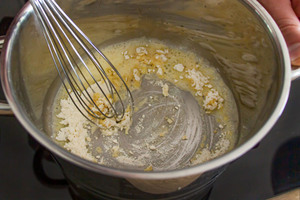 Mehl in geschmolzene Butter einrühren