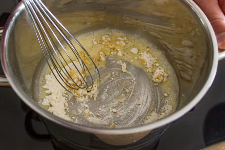Mehl in geschmolzene Butter einrühren