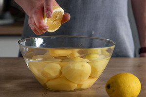 Kartoffeln mit Zitronensaft begießen