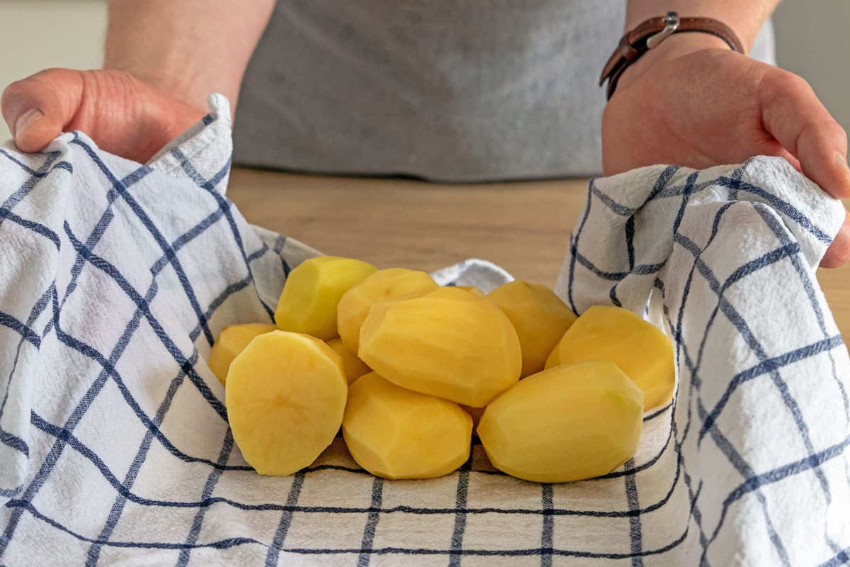 Kartoffeln in Tuch wickeln