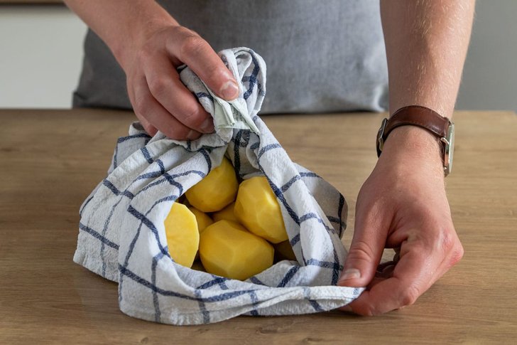 Kartoffeln in Tuch wickeln