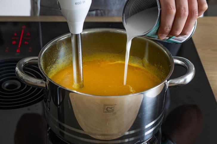 Kokosmilch zur Möhrensuppe geben
