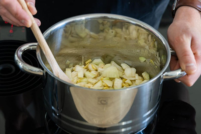 Zwiebeln, Ingwer, Knoblauch anbraten