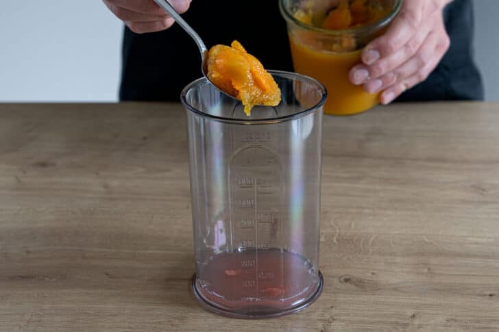 Dressing aus Orangenmarmelade herstellen