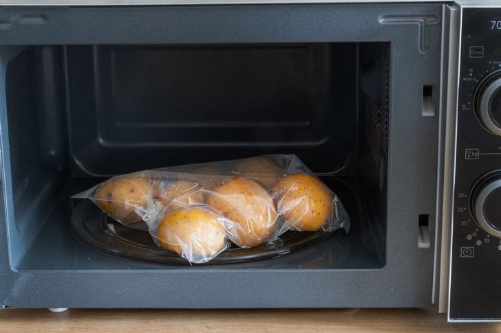 Pellkartoffeln in der Mikrowelle garen
