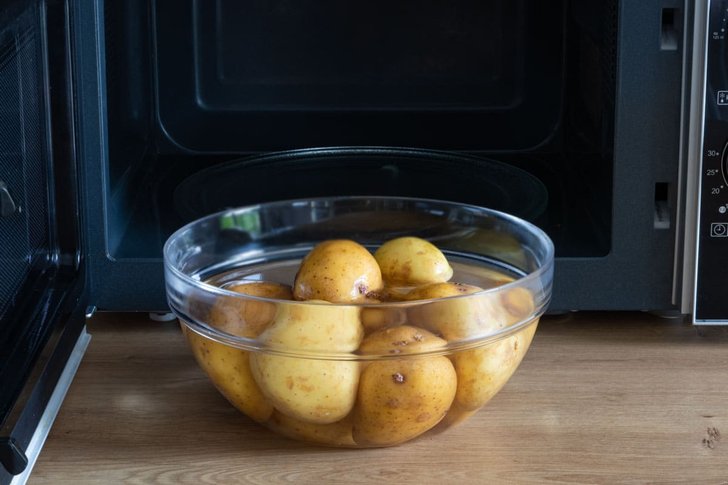 Pellkartoffeln in der Mikrowelle garen