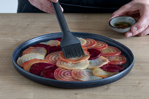 Rote Bete Carpaccio anrichten