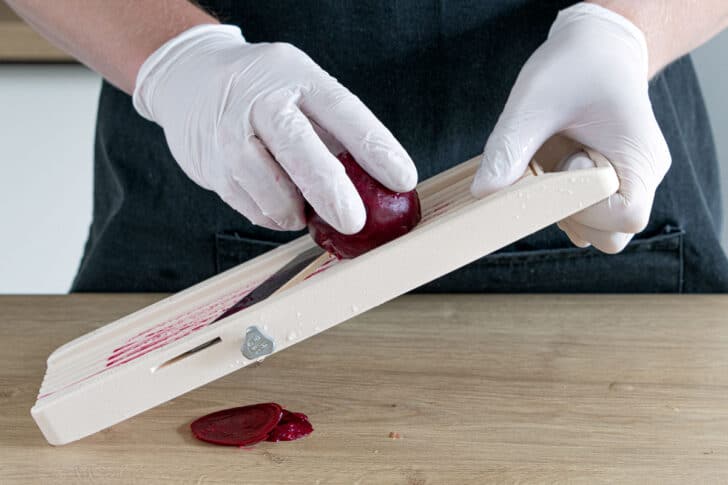 Rote Bete in feine Scheiben hobeln