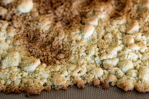 Streusel auf dem Blech backen
