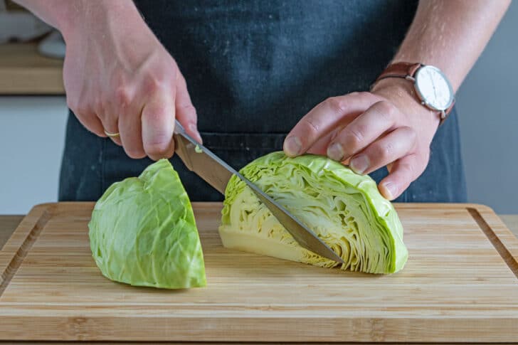 Weißkohl Strunk entfernen
