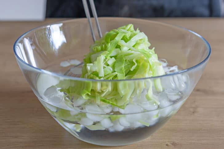 Weißkohl unter Eiswasser abschrecken