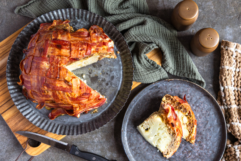 Blumenkohlbombe mit Hackfleisch und Bacon