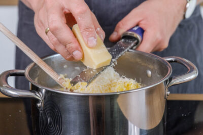 Parmesan zum Risotto reiben
