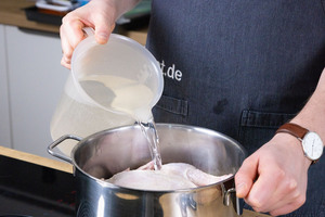 Hähnchen mit Wasser aufgießen.