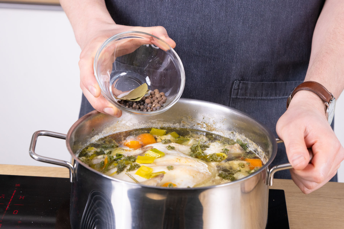 Omas Hühnersuppe mit Nudeln | Rezept