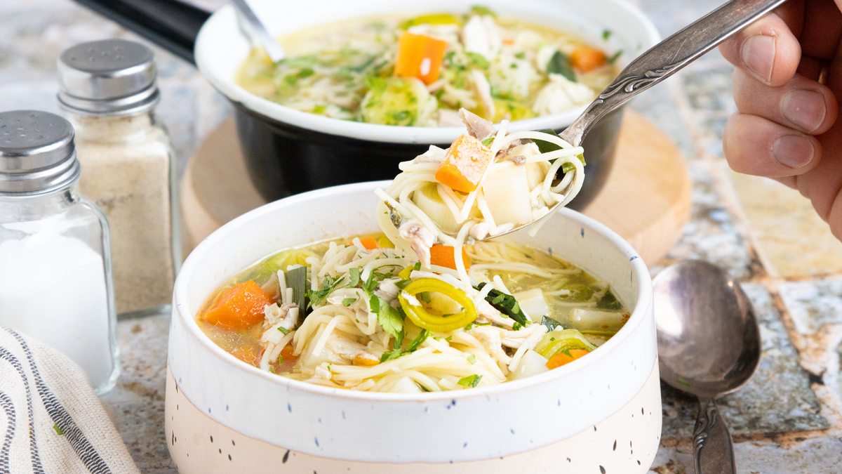 Omas Hühnersuppe mit Nudeln | Rezept - eat.de