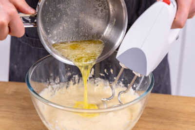 Flüssige Butter dazugeben