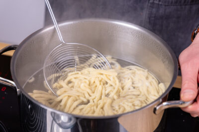 Spätzle absieben