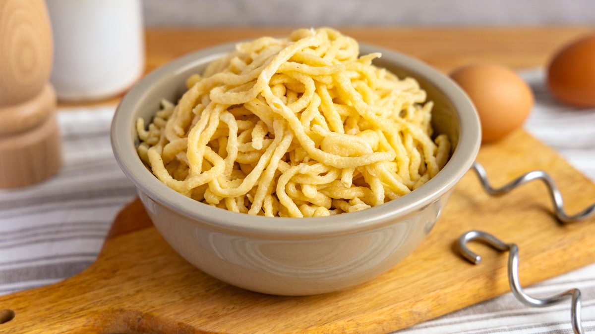 Spätzle selber machen aus frischem Spätzleteig | Rezept