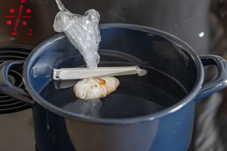 Ei mit Frischhaltefolie pochieren