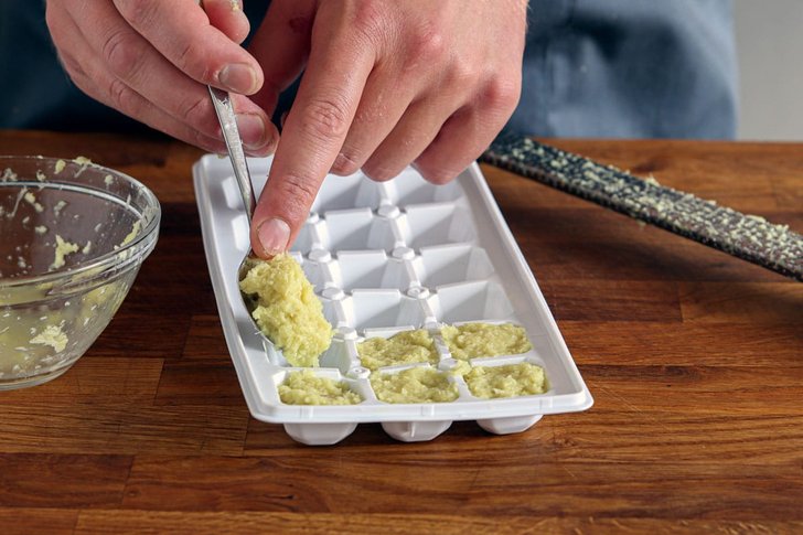 Ingwer reiben und in Eiswürfelbehälter portionieren