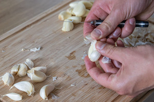 Knoblauch schälen