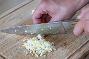 Knoblauch hacken