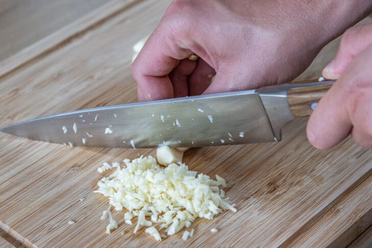 Knoblauch hacken