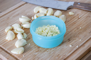 Gehackten Knoblauch zum Einfrieren in Dose geben