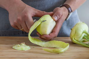 Kohlrabi schälen