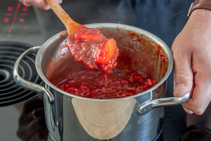 Die Pflaumen weich kochen