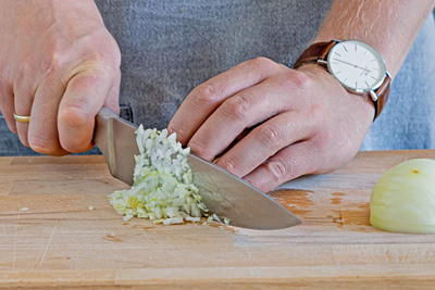 Zwiebeln fein würfeln