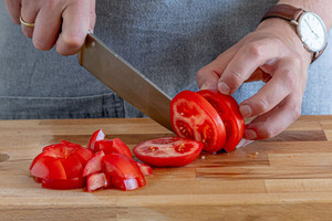 Tomaten klein schneiden