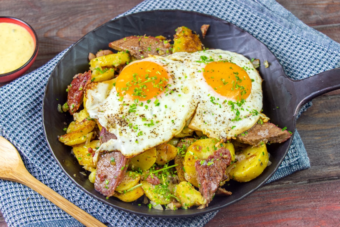 Herzhaftes Tiroler Gröstl mit Spiegelei und Speck | Rezept - eat.de