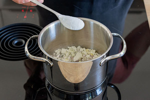 Zwiebeln anschwitzen und mit Zucker karamellisieren