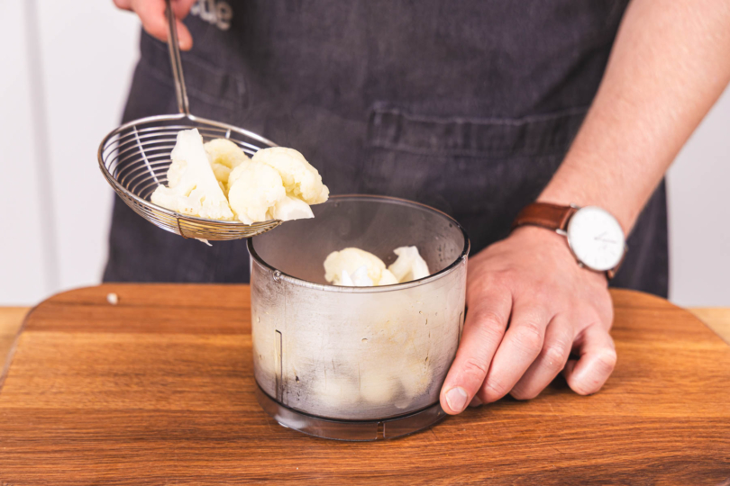 Blumenkohl in den Multizerkleinerer geben