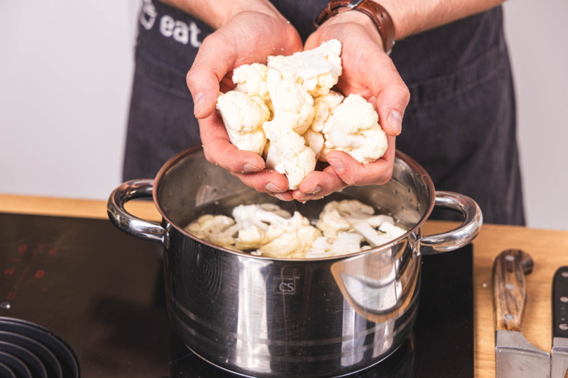 Blumekohl in den Topf geben