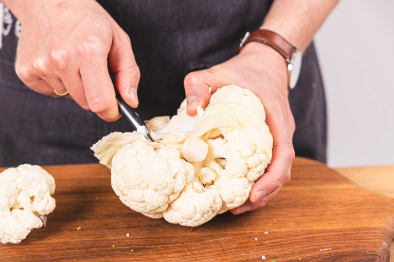 Blumenkohl in Röschen schneiden