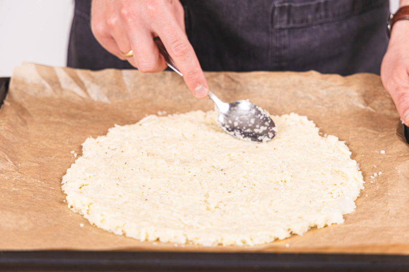 Blumekohlmasse auf Backpapier verstreichen