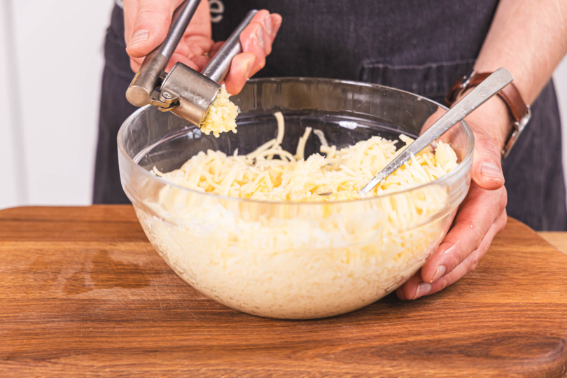 Knoblauch zur Blumenkohlmasse pressen