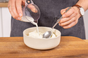 Frischkäse und Milch verrühren